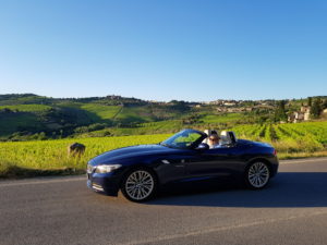 Dirigindo em conversível BMW com capota aberta pela Toscana