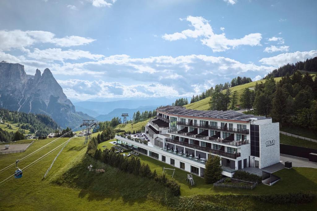 Vista externa do hotel COMO Alpina Dolomites / Exterior view of the COMO Alpina Dolomites hotel