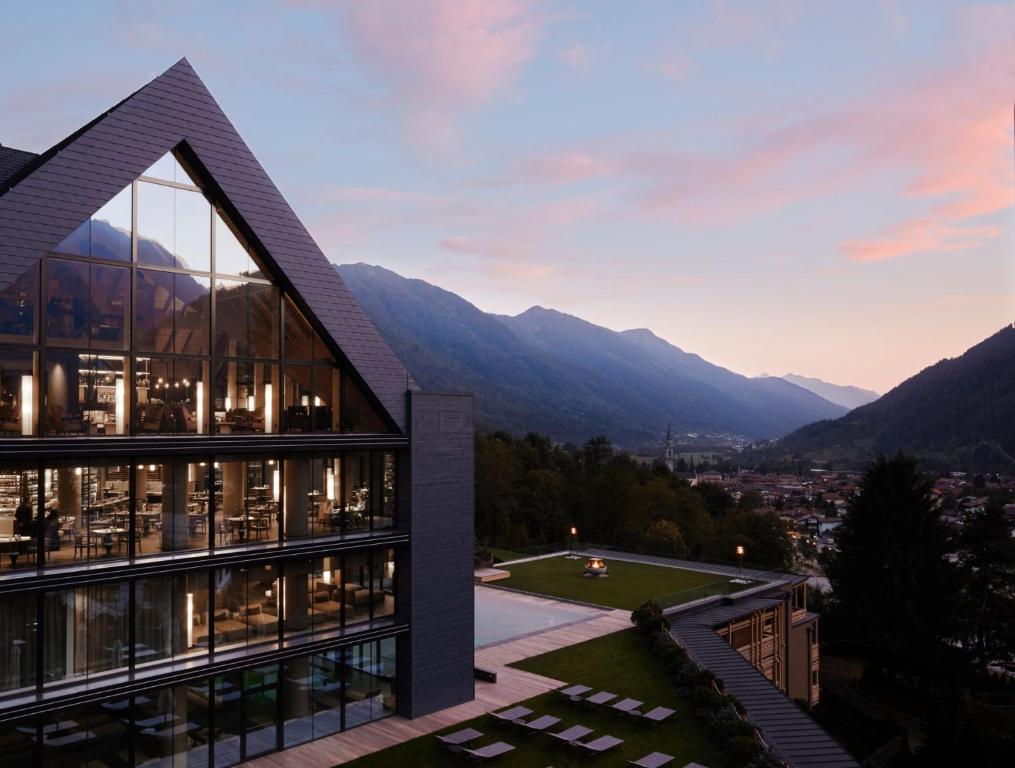 Vista externa do hotel Lefay Resort & Spa Dolomiti / Exterior view of the Lefay Resort & Spa Dolomiti hotel