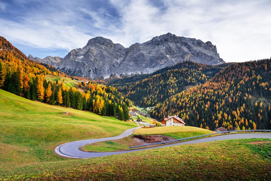 Estrada sinuosa nos Alpes Dolomitas de outono / Winding road in the Dolomite Alps in autumn