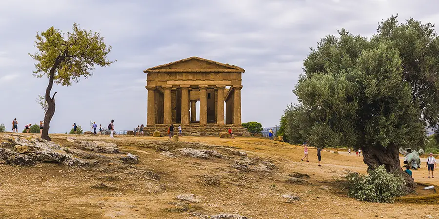 Agrigento, Foto panorâmica de turistas no Vale dos Templos (Valle dei Templi), Templo de Concor