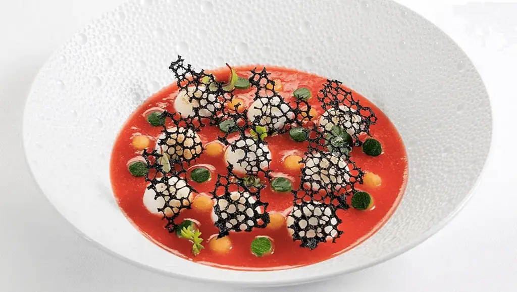 Prato sofisticado e delicioso do l'Olivo em Anacapri, um restaurante Michelin na Itália