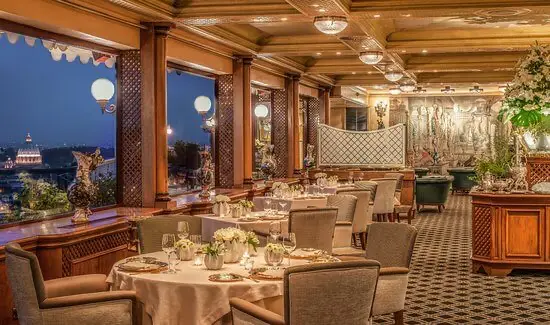 Ambiente refinado e vista da cidade de Roma no restaurante Michelin La Pergola