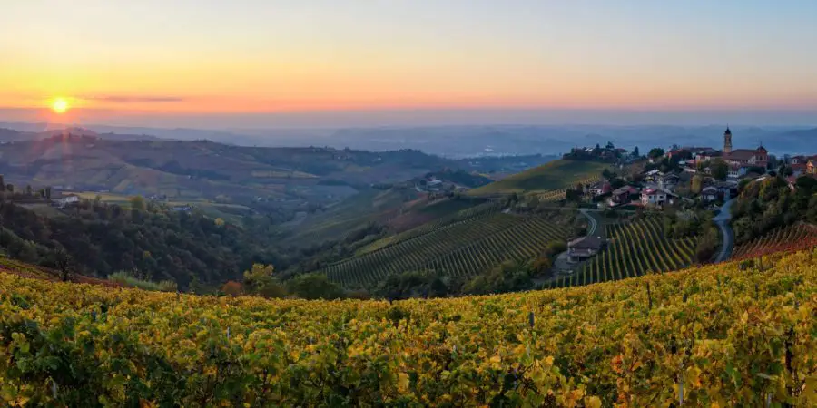 Por do sol no Langhe. Imperdível em um roteiro no Piemonte.