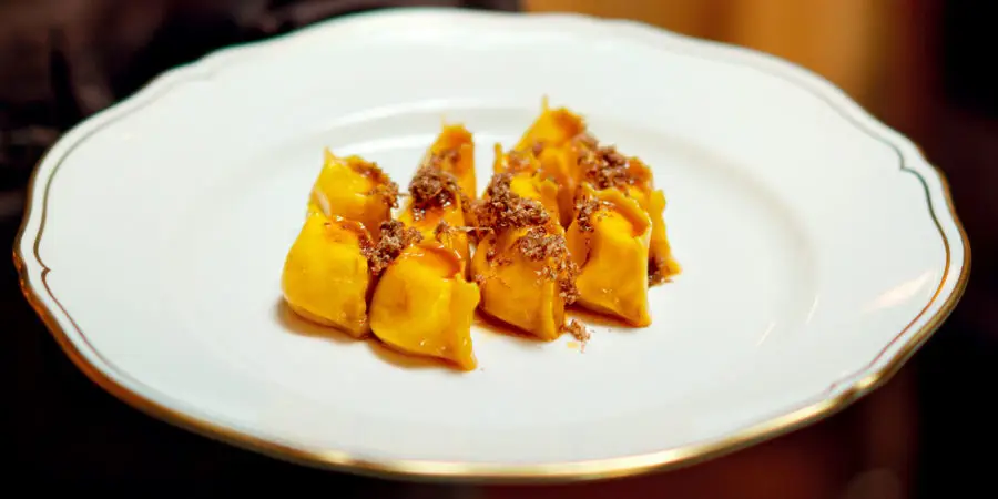 Ravioli de batata com molho e tartufo bianco
