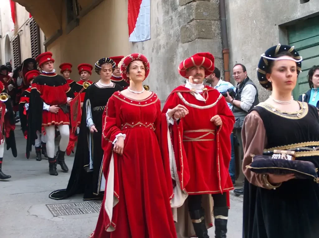 Desfile histórico com trajes renascentistas na Festa della Stagion Bona, em San Quirico d'Orcia, Toscana 