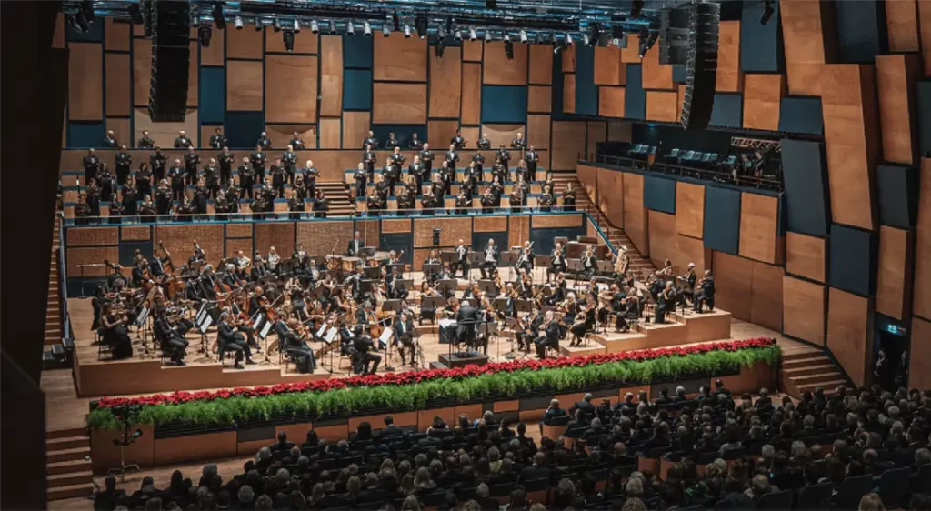 Concerto sinfônico no Teatro del Maggio Musicale Fiorentino em Florença, com orquestra e coro em palco moderno durante a primavera 