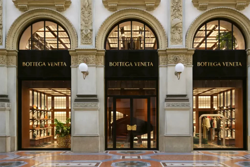 Fachada elegante da Bottega Veneta na Galleria Vittorio Emanuele II, referência de sofisticação na Moda Italiana.
