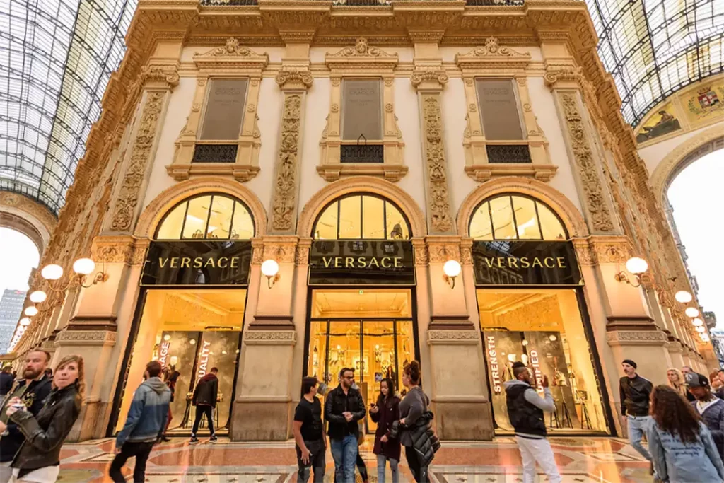 Fachada da loja Versace na Galleria Vittorio Emanuele II em Milão, ícone do luxo e da elegância da Moda Italiana.
