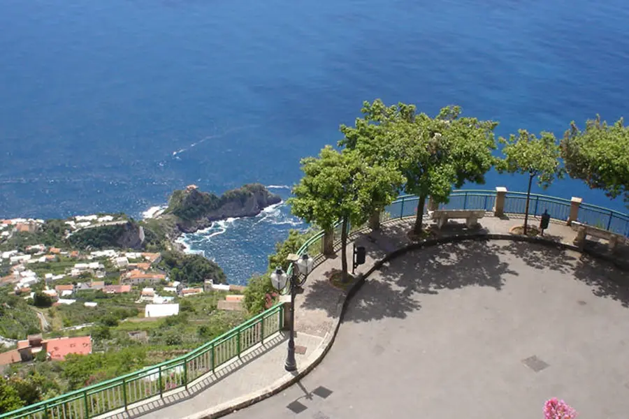 Mirante panorâmico em Agerola com vista para a Costa Amalfitana, mar azul e casas nas encostas