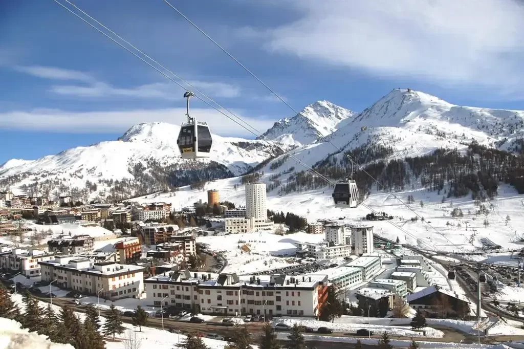 Sestriere, perto de Turim, uma das cidades com neve para visitar na Itália. Imagem: vialattea.it