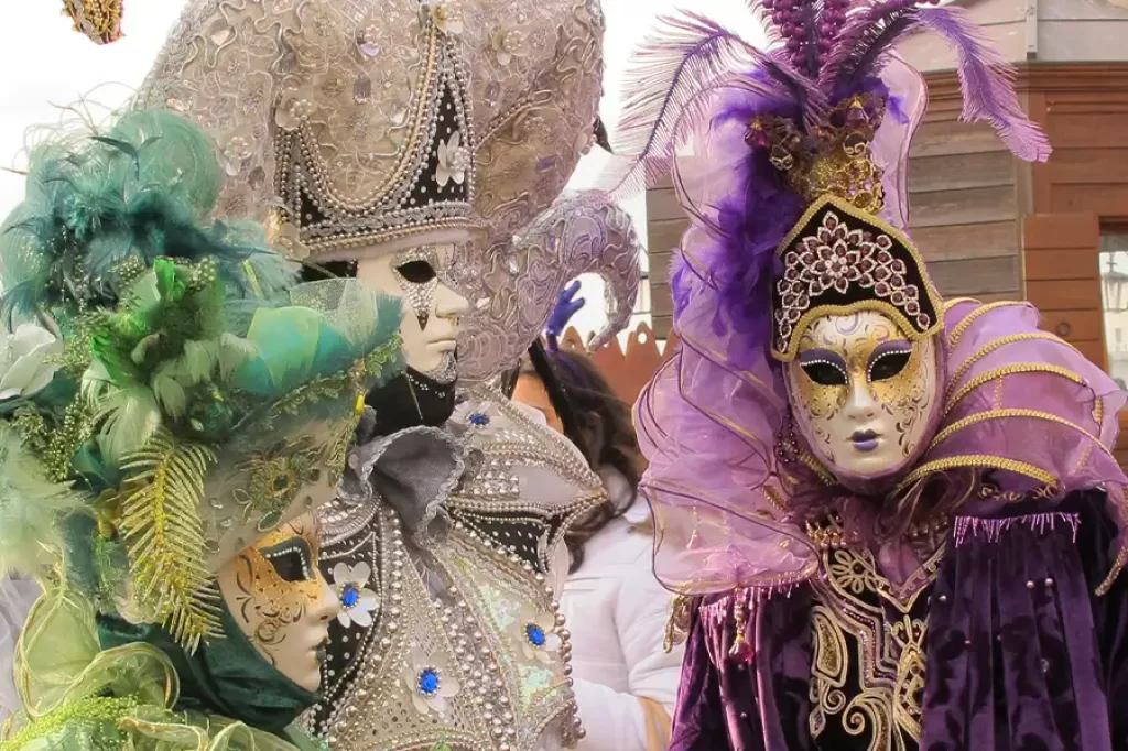 cieli-di-toscana-carnaval-de-veneza-pessoas-máscaras