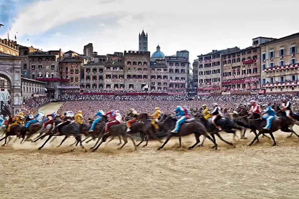 cieli-di-toscana-palio-di-siena-destaque