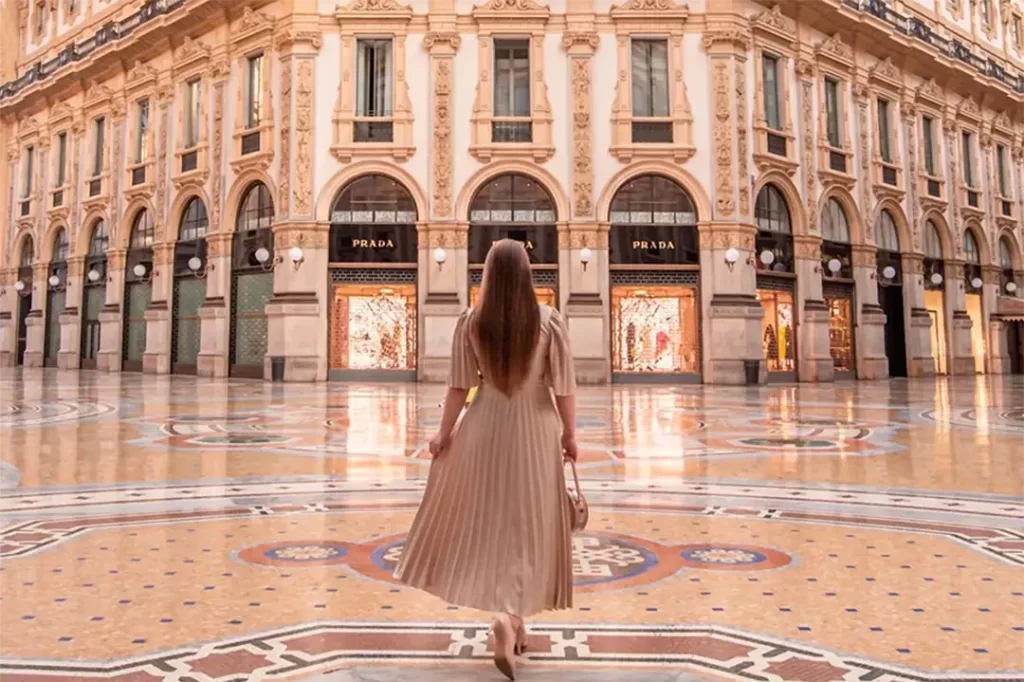 moda-italiana-mulher-na-galleria-vittorio-emanuele-ii